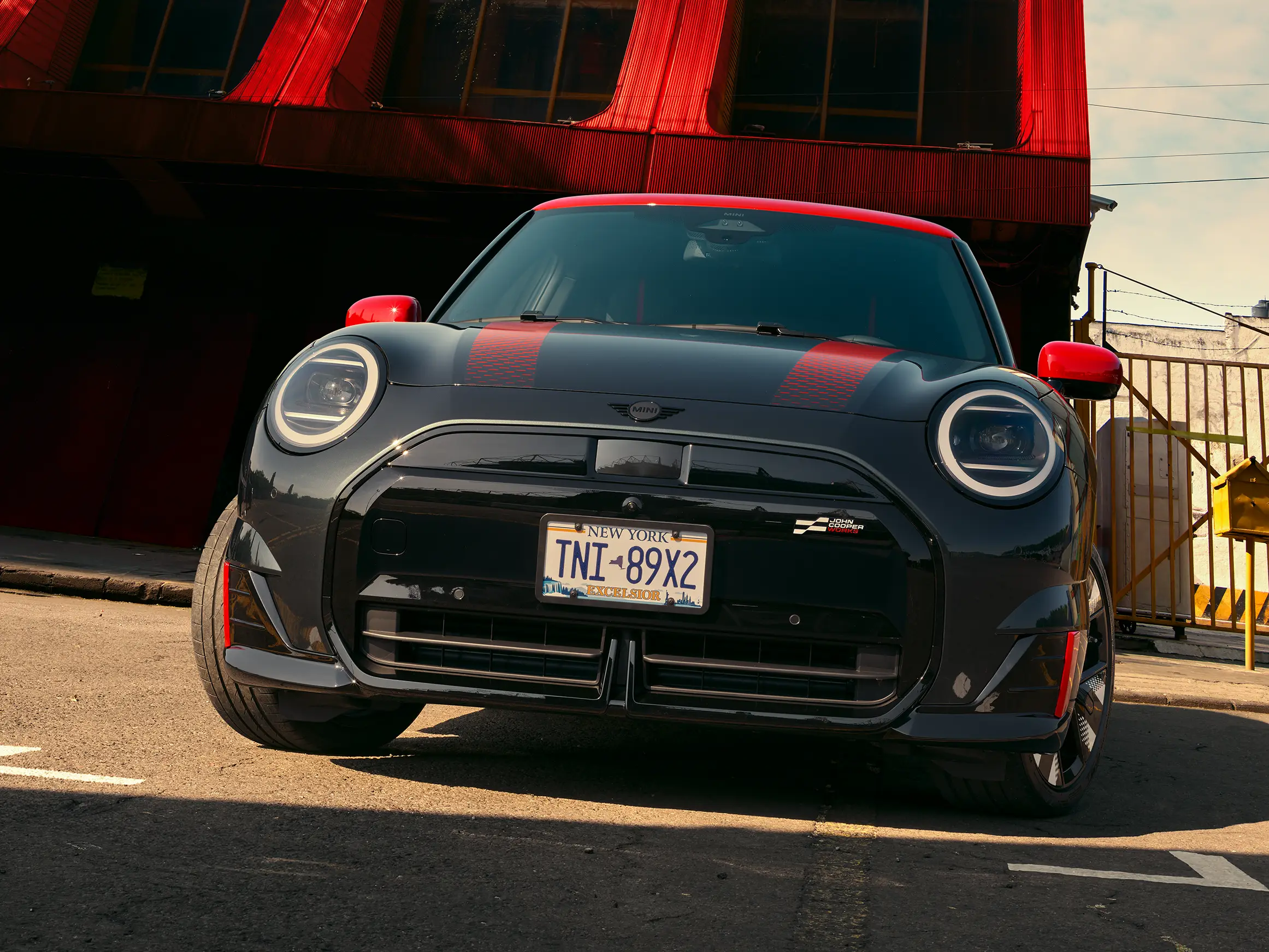 MINI John Cooper Works – J01 JCW widok z boku