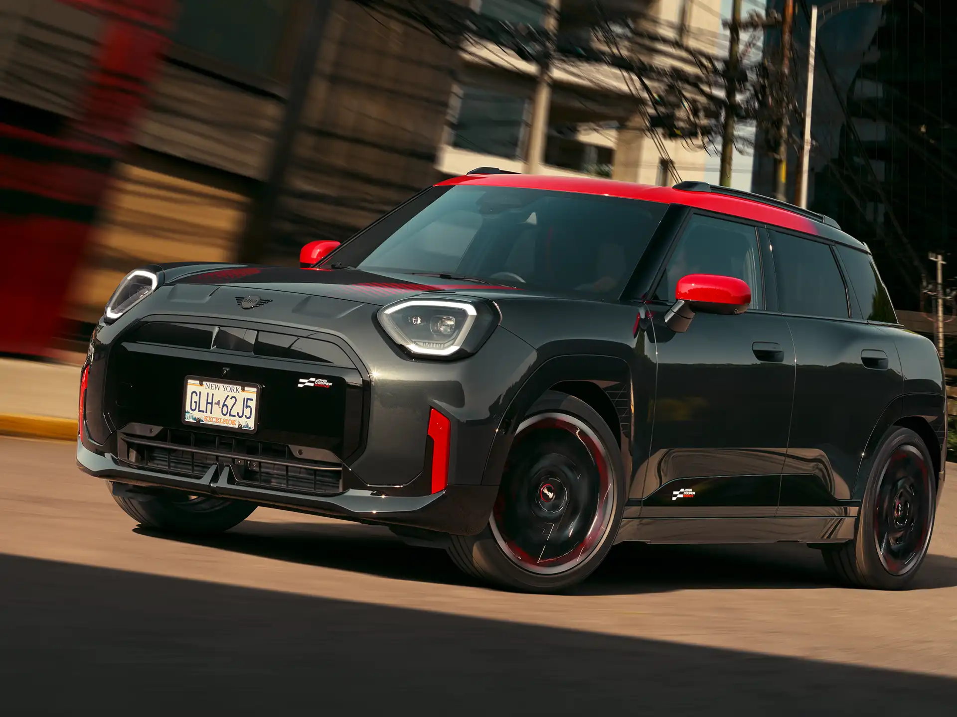 MINI John Cooper Works – J05 JCW widok z boku